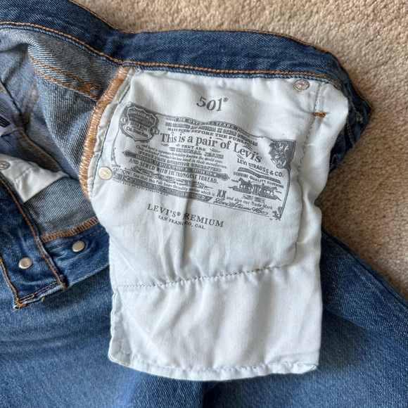 Levi’s 501 Original Fit Women’s Jeans in Medium Wash - Picture 3 of 11